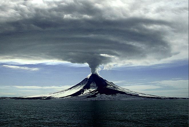 Le volcan Augustine en éruption le 27.03.2006