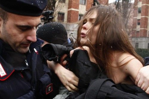 Les policiers face aux Femen