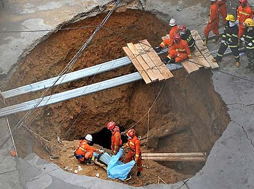 Cliquer pour agrandir Un sinkhole avale cinq personnes en Chine, mai 2013