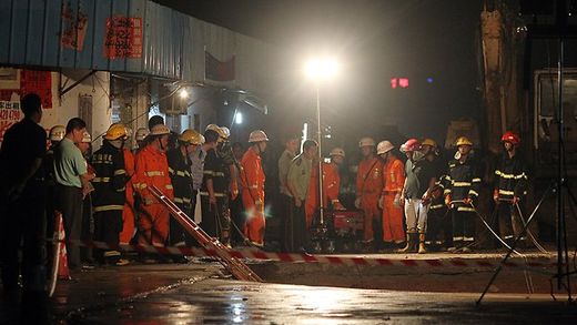 Cliquer pour agrandir Rescuers are continuing the search in China for those buried in the cave-in with authorities still unsure about how many people fell in the hole