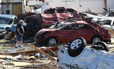 Après le passage de la tornade dans la ville de Moore (Oklahoma), les dégâts sont considérables.