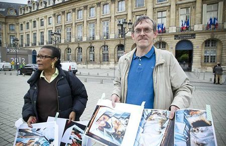 manifestants contre les décès mystérieux de personnes hospiatlisés en France