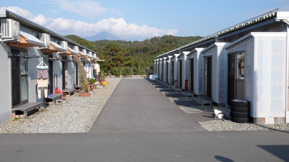 Fukushima, Japon, Une artère du lotissement provisoire d’Aizu Wakamatsu