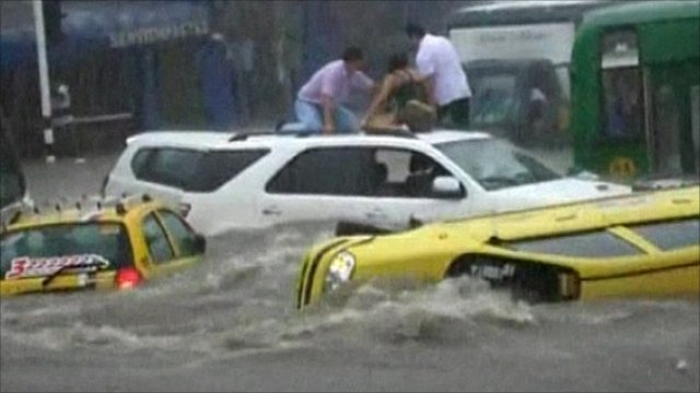 Carcasses de voitures dans une rue inondée en Colombie