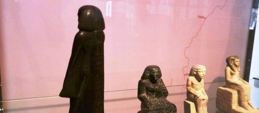 La statuette égyptienne de Neb-Senu tourne le dos aux visiteurs du musée de Manchester.