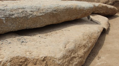 Archéologie, Scythes, Les dalles de pierre qui recouvraient la tombe
