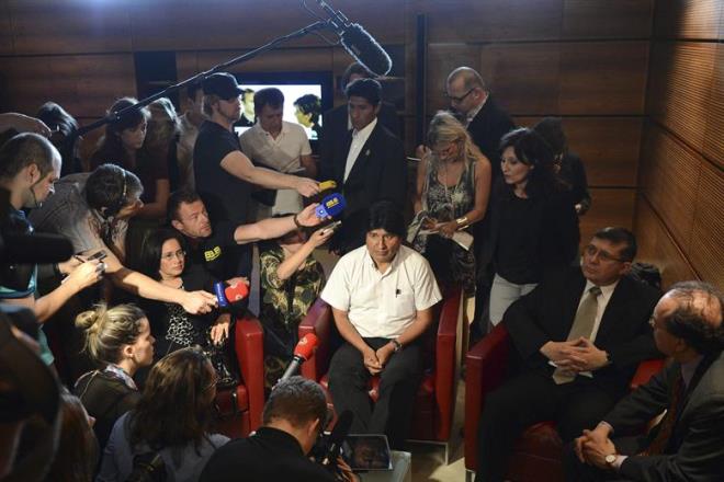 Point du presse du président bolivien Evo Morales à l’aéroport de Vienne en Autriche