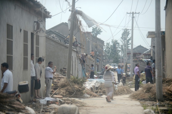Chine tornades, Des villageois réparent leurs maisons endommagées par une tornade, dans le village de Yuhu de la ville de Gaoyou, dans la province orientale du Jiangsu, le 8 juillet 2013