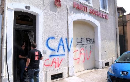 Les locaux du Parti socialiste de l'Aude à Carcassonne ont été la cible d'un attentat signé par les vignerons radicaux du Comité d'action viticole (CAV), une action aussitôt dénoncée par le ministre de l'Agriculture Stéphane Le Foll