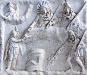 Mithra - représenté sous la forme du soleil - festoyant avec Séléné - la lune - et les divinités jumelles Cautès (le crépuscule) et Cautopatès (l’aube). Marbre, face B du relief romain à double face, IIe ou IIIe siècle.