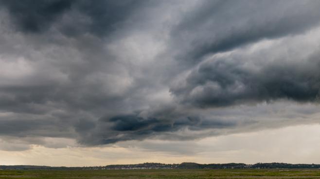 Un ciel orageux au-dessus de la baie de Somme, en Picardie, le 31 décembre 2012.