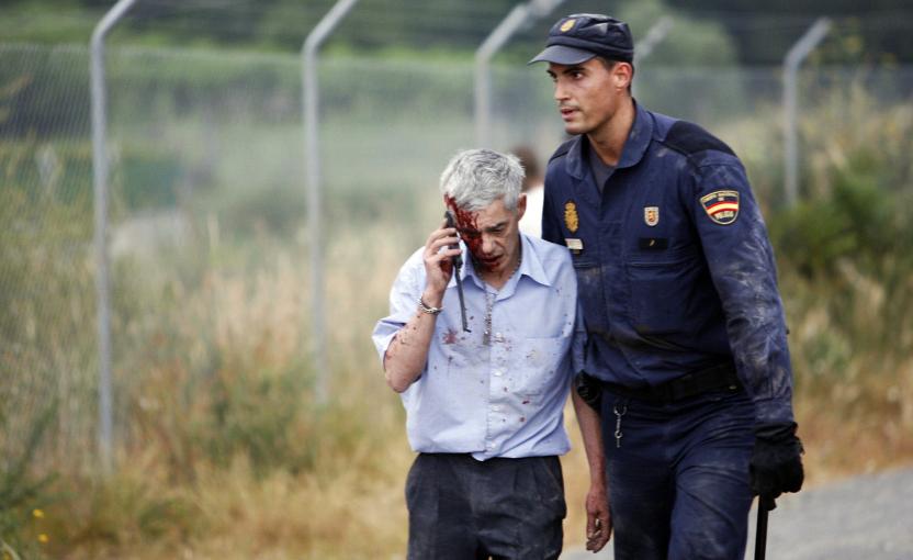 Ce blessé escorté après le déraillement du train à grande vitesse à Saint-Jacques-de-Compostelle (Espagne) le 24 juillet 2013, est présénté par El Pais comme étant le conducteur, Francisco José Garzón