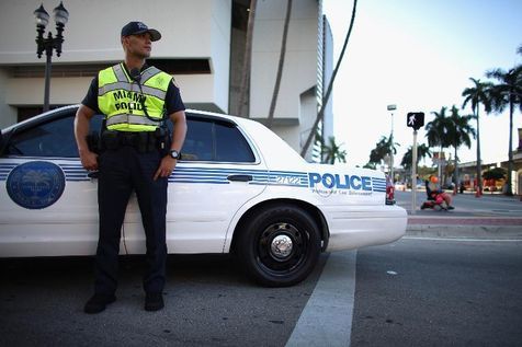 Un policier à Miami, le 25 avril 2013