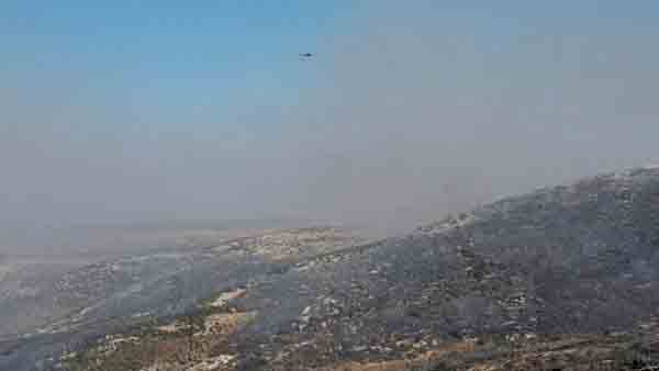 A Jabal Akroum, les hélicoptères en renfort, pour combattre les feux de pinèdes au Liban
