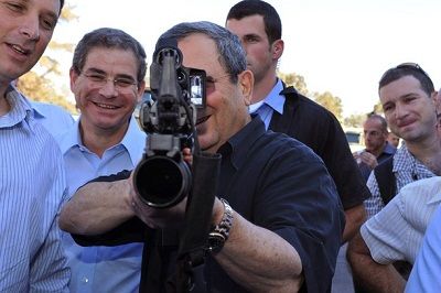 L’ex-ministre israélien de la défense Ehud Barak, psychopathe et criminel de guerre multirécidiviste, prend un immense plaisir à essayer ici une nouvelle arme issue de l’industrie mortifère. Rappelons que les industries européennes coopèrent depuis longte