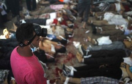 Un homme regarde les corps rassemblés dane une morgue des islamistes tués dans l'assaut lancé par les forces de l'ordre contre les partisans de Mohamed Morsi, le 14 août 2013.