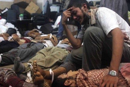 Un homme pleure dans la morgue d'un hôpital de campagne où sont rassemblés les corps des islamistes tués dans l'assaut lancé par les forces de l'ordre contre les partisans de Mohamed Morsi, le 14 août 2013.