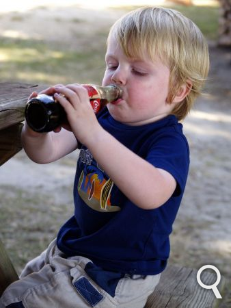 Enfant buvant du soda