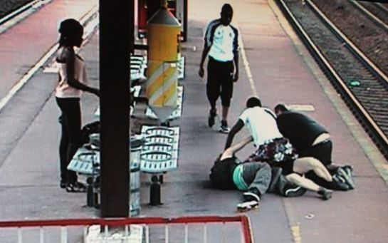 Gare RER D violentes agressions sur un couple pour une cigarette