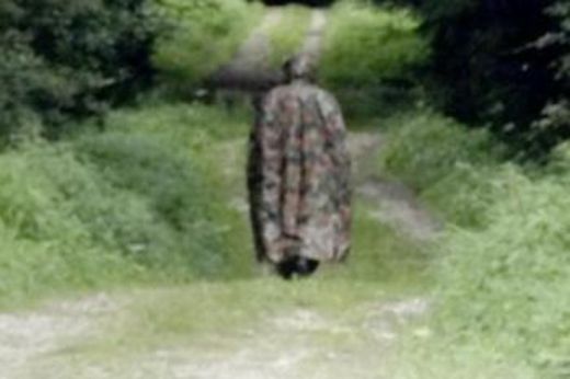 Cette apparition portant masque à gaz et pèlerine de l’armée a été vue dimanche dans la forêt de Maules 