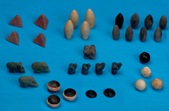  Ces petites pierres sculptées trouvées dans une tombe du début de l'âge du bronze pourraient être les plus anciens jetons de jeu découverts à ce jour.