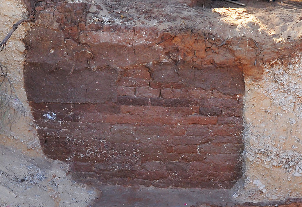 Une partie du mur défensif en briques de terre datant du 8e siècle avant J.-C.