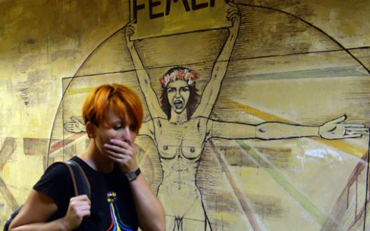 Cliquer pour agrandir Une des meneuses des Femen en Ukraine, Anna Hutsol, choquée que la police ait trouvé des armes au siège du mouvement.