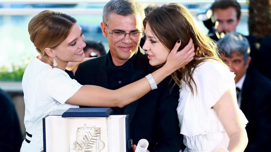 L'actrice Léa Seydoux (à gauche) pose le 26 mai 2013 avec le réalisateur Abdellatif Kechiche et l'actrice Adèle Exarchopoulos, après avoir reçu la Palme d'or pour 