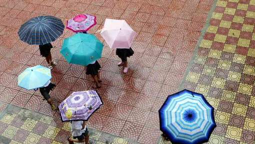 des gens sous des parapluies au Vietnam