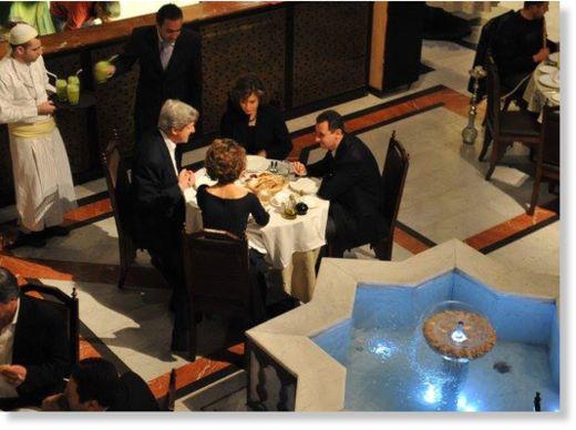 Le sénateur John Kerry, sa femme, le président syrien Bahar al-Assad et sa femme, à Damas en 2011.