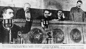 Lyssenko parle au Kremlin en 1935. Au fond (de gauche à droite), se trouvent Stanislav Kosior, Anastas Mikoyan, Andrei Andreyev et le dirigeant soviétique Joseph Staline. 