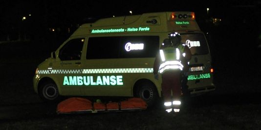 Une ambulance à côté du bus détourné à Aardal, dans l'ouest de la Norvège, le 4 novembre.
