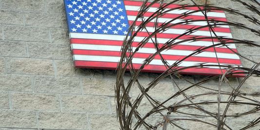 Le drapeau américain sur la façade de la base de Guantanamo, à Cuba