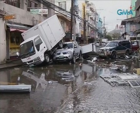 Capture d'écran d'une vidéo montrant des voitures empilées après le passage du super typhon aux Philippines.