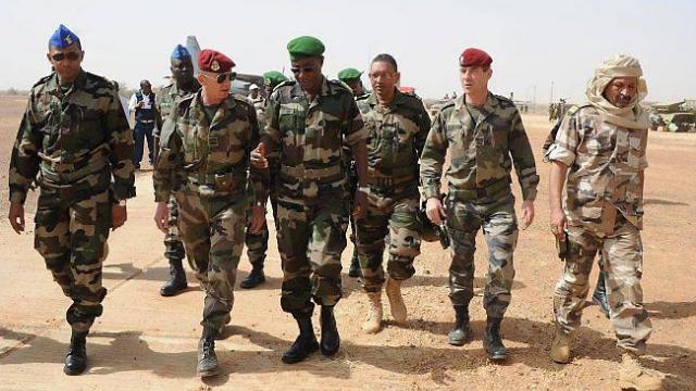 Pour déloger les djihadistes de la région de Kidal, des renforts ont été acheminés depuis l'aéroport de Gao, dontdes hommes d'Al Haji Ag Gamou, un Touareg resté loyal à Bamako (à droite avec des officiers français et maliens)