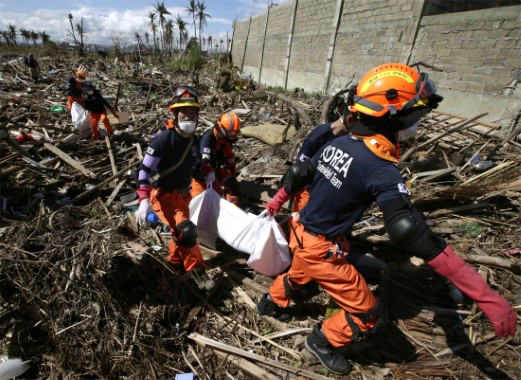 Les autorités assurent que deux semaines après le passage de Haiyan, l’aide alimentaire est distribuée à travers la région.