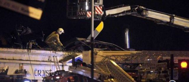 Un hélicoptère de la police s'est écrasé sur un pub bondé de monde, à Glasgow en Ecosse vendredi soir, faisant de «nombreux blessés» et peut-être des morts, et piégeant plusieurs personnes sous les décombres. 