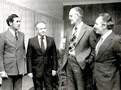 Le 11 avril 1975, à Jérusalem dans la résidence du Premier ministre. De gauche à droite : Eschel Rhoodie (directeur sud-africain de la Propagande), Yitzhak Rabin (Premier ministre israélien), Henrik van den Bergh (directeur des services secrets sud-africa