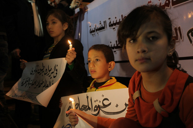 Au quartier général de l’UNRWA à Gaza, des réfugiés de Syrie manifestent par solidarité avec ceux qui restent bloqués à Yarmouk, ce 29 décember 2013.