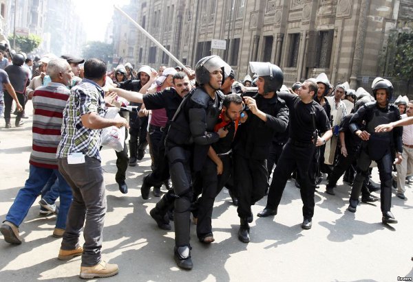 La violence policière s’exerce en priorité contre les partisans du Président élu Mohammed Morsi - renversé par un putsch le 3 juillet dernier - mais elle finit comme cela était prévisible, par s’appliquer à tous les opposants à la dictature militaire