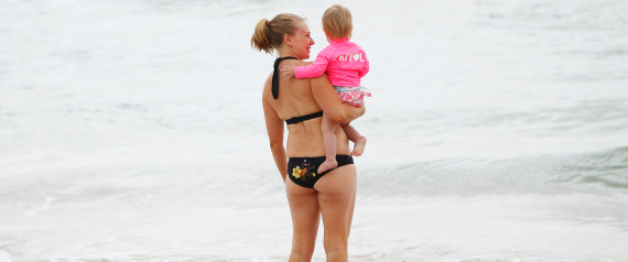 Femme et enfant sur la plage