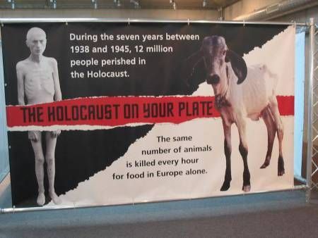 Cliquer pour agrandir Affiche comparant le Droit des animaux à l'Holocauste