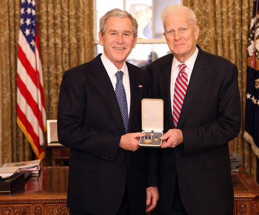 Le président George W. Bush remet le Presidential Citizen Medal à James H Billington. Cette décoration peut être décernée à tout citoyen des États-Unis « ayant rempli des services exemplaires pour le pays ou pour les citoyens de ce pays ».