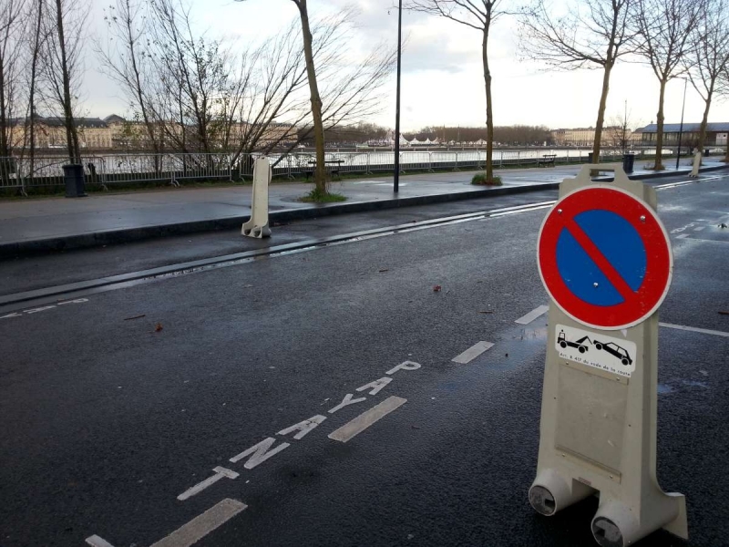 Cliquer pour agrandir A Bordeaux ce jeudi matin, le stationnement était interdit sur les berges, rive droite