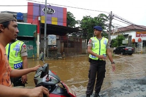 Jakarta inondations - La police tente de diriger le trafic les pieds dans l’eau