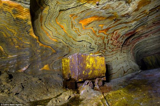 motifs psychédéliques grottes souterraines Oural