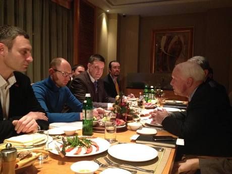 Le sénateur américain John McCain (à droite) lors d’une rencontre avec des dirigeants de l’opposition ukrainiennes, dont le dirigeant du parti fasciste et anti-sémite Svoboda (troisième à partir de gauche). 