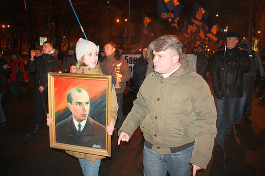 Des manifestants de l’Euromaiden brandissant le portrait de Stepan Bandera