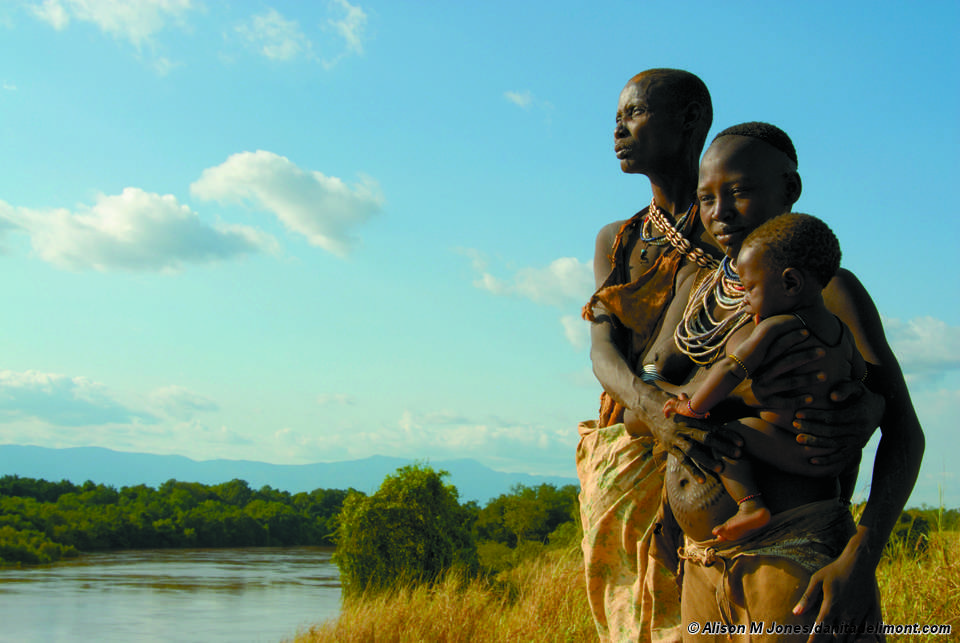 Trois générations contemplant la rivière Omo, en Ethiopie.