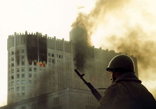 Feu de joie d'une démocratie : la Douma russe attaquée par le gouvernement Eltsine contrôlé par le FMI, en 1993.
